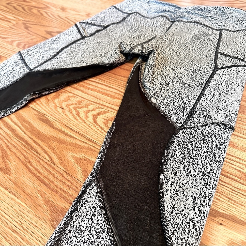 Lululemon Reflective Speed Tight Leggings Size 10 Black/White Pixel Print - Picture 11 of 16